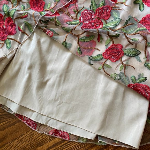 LAST CHANCE: Alice + Olivia Embroidered Red Floral V-Neck Gown - Size 0 - Picture 9 of 16